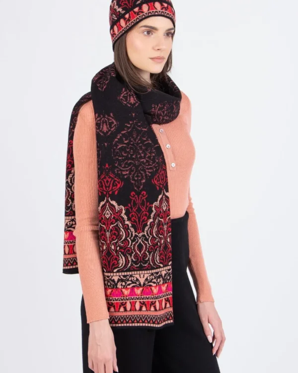 IVKO Jacquard Scarf Ornament Pattern Black Red – gebreide sjaal met ornamentprint, gecombineerd met bijpassende muts, Sjosz Mode Zutphen