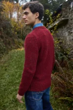 Achterzijde van de Fisherman out of Ireland Merino Sweater in cranberryrood.
