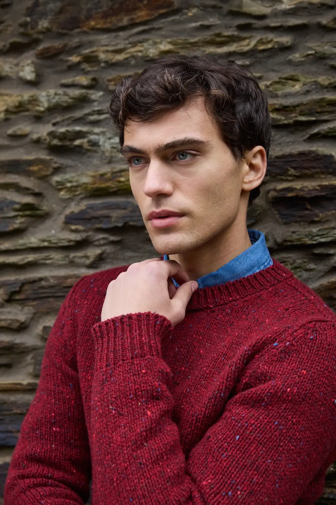 fisherman-out-of-ireland-merino-sweater-cranberry-detail Detail van de cranberryrode Fisherman out of Ireland Merino Sweater met gespikkeld breisel.