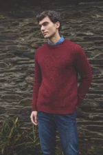 t: Cranberryrode Fisherman out of Ireland Merino Sweater voor heren, gemaakt van 100% merinowol.