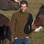 Olijfgroene Fisherman out of Ireland Toggle Button Sweater van merinowol met donkere zijpanelen en houten sluitingen.