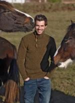 Olijfgroene Fisherman out of Ireland Toggle Button Sweater van merinowol met donkere zijpanelen en houten sluitingen.