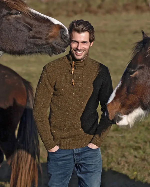 Olijfgroene Fisherman out of Ireland Toggle Button Sweater van merinowol met donkere zijpanelen en houten sluitingen.