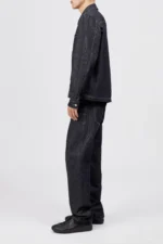 Drykorn Jerson denim jacket donkerblauw – zijaanzicht gedragen