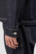 Detail van de mouw en knoopsluiting van de Drykorn Jerson denim jacket