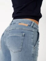 Detail van Rosner damesjeans in lichtblauw denim met leren Rosner Studio label