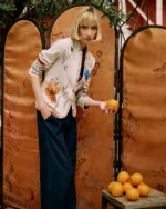 Model draagt Ivko vest met bloemenprint gecombineerd met donkerblauwe broek