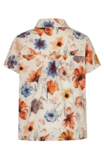 Ivko blouse met bloemenprint – achterkant met zachte zandkleurige basis