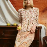 Model draagt Ivko jacket Ornament in wit en koffie, kort gebreid vest met ornamentprint