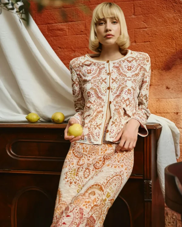 Model draagt Ivko jacket Ornament in wit en koffie, kort gebreid vest met ornamentprint