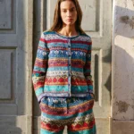 Model draagt Ivko multicolor vest met grafisch ornamentdessin en bijpassende short