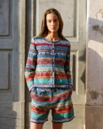 Model draagt Ivko multicolor vest met grafisch ornamentdessin en bijpassende short