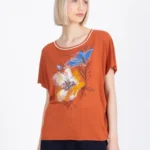 Model draagt Ivko T-shirt Floral Pattern in roest met kleurrijke bloemenprint