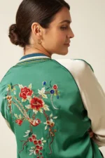 Detail van King Louie Bomber Lazou met kleurrijk bloemenborduursel