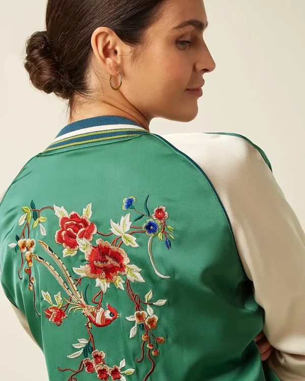 Detail van King Louie Bomber Lazou met kleurrijk bloemenborduursel