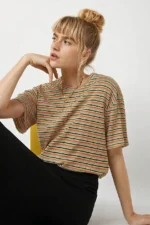 King Louie T-shirt Mistral met fijne strepen in groen en roze, gedragen door model