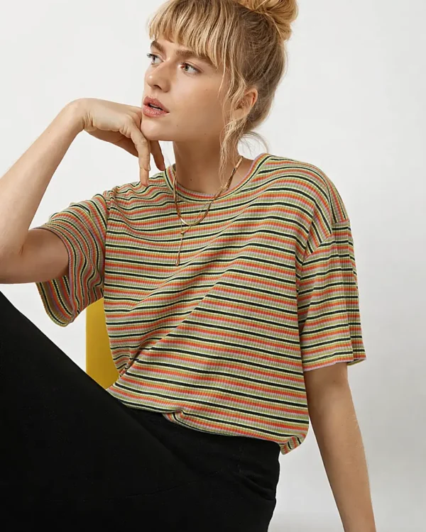 King Louie T-shirt Mistral met fijne strepen in groen en roze, gedragen door model