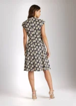 Achterkant van Fox’s jurk Dyvia met bladprint, korte mouwen en ritssluiting