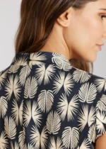 Detail van Fox’s jurk Dyvia met donkerblauwe basis en lichte bladprint