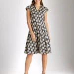 Fox’s jurk Dyvia met bladprint, V-hals en uitlopende rok tot op de knie