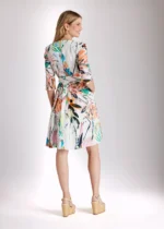 Achterkant van Fox’s jurk Dexxy met strikriem, 3/4 mouwen en kleurrijke all-over print