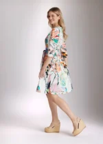 Zijkant van Fox’s jurk Dexxy met getailleerde pasvorm, kleurrijke print en knielengte