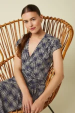 King Louie jurk Abigail Haven blauwe wikkeljurk met korte mouwen