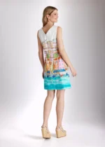 Achterkant van Fox's Finada jurk A-lijn met V-hals, ritssluiting en doorlopende kleurrijke print