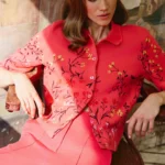 Model draagt Ivko jacket floral pattern roze met bijpassende broek