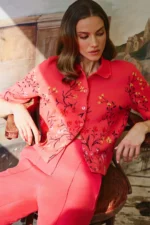 Model draagt Ivko jacket floral pattern roze met bijpassende broek