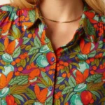 Detail van King Louie blouse Puerto met knoopsluiting en fruitprint