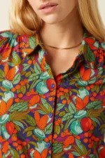 Detail van King Louie blouse Puerto met knoopsluiting en fruitprint