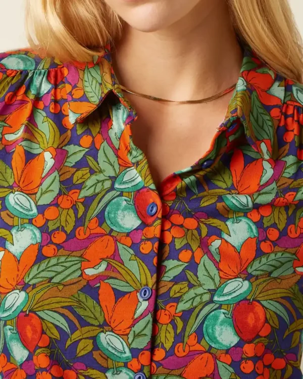 Detail van King Louie blouse Puerto met knoopsluiting en fruitprint