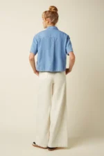 Achterkant van King Louie Evelina denim blouse met korte mouwen