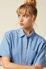 Detail van King Louie Evelina blouse in licht denim met knoopsluiting