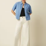 King Louie Evelina denim blouse met korte mouwen gedragen op lichte broek