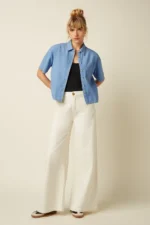 King Louie Evelina denim blouse met korte mouwen gedragen op lichte broek