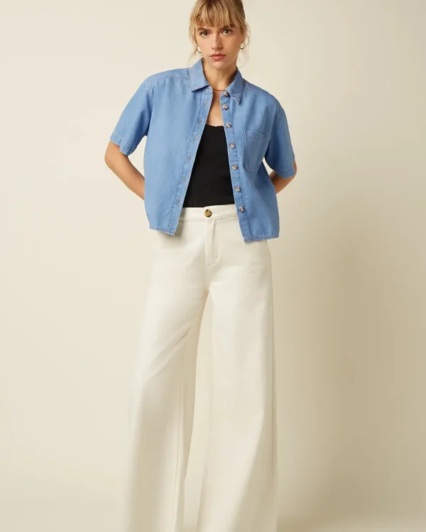 King Louie Evelina denim blouse met korte mouwen gedragen op lichte broek