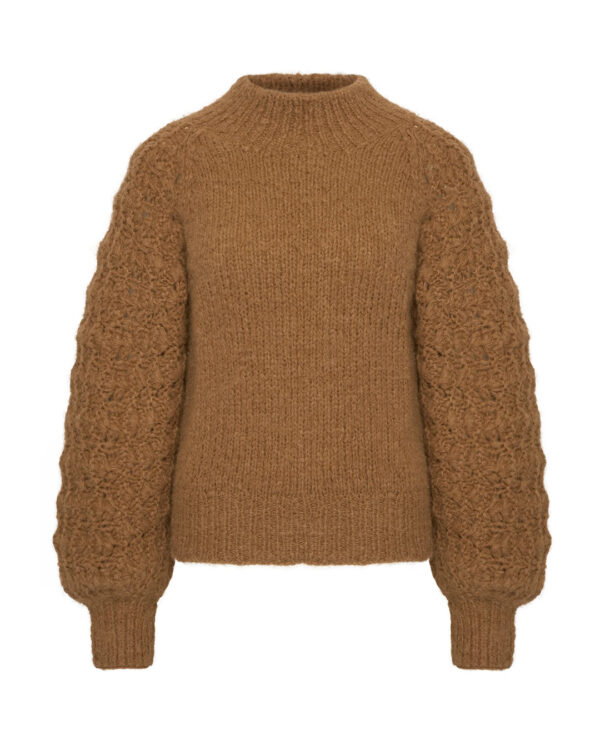 Inti Knitwear coltrui Glenda camelbruin met opengewerkt breipatroon op de mouwen