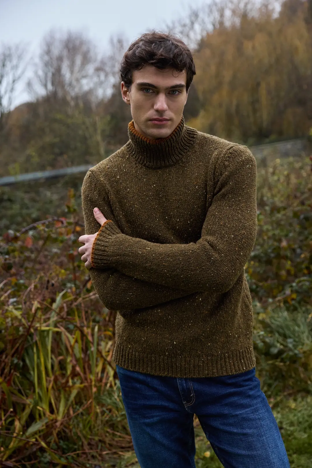 fisherman-out-of-ireland-coltrui-olive-front Olijfgroene Fisherman out of Ireland coltrui voor heren, gemaakt van 100% merinowol.